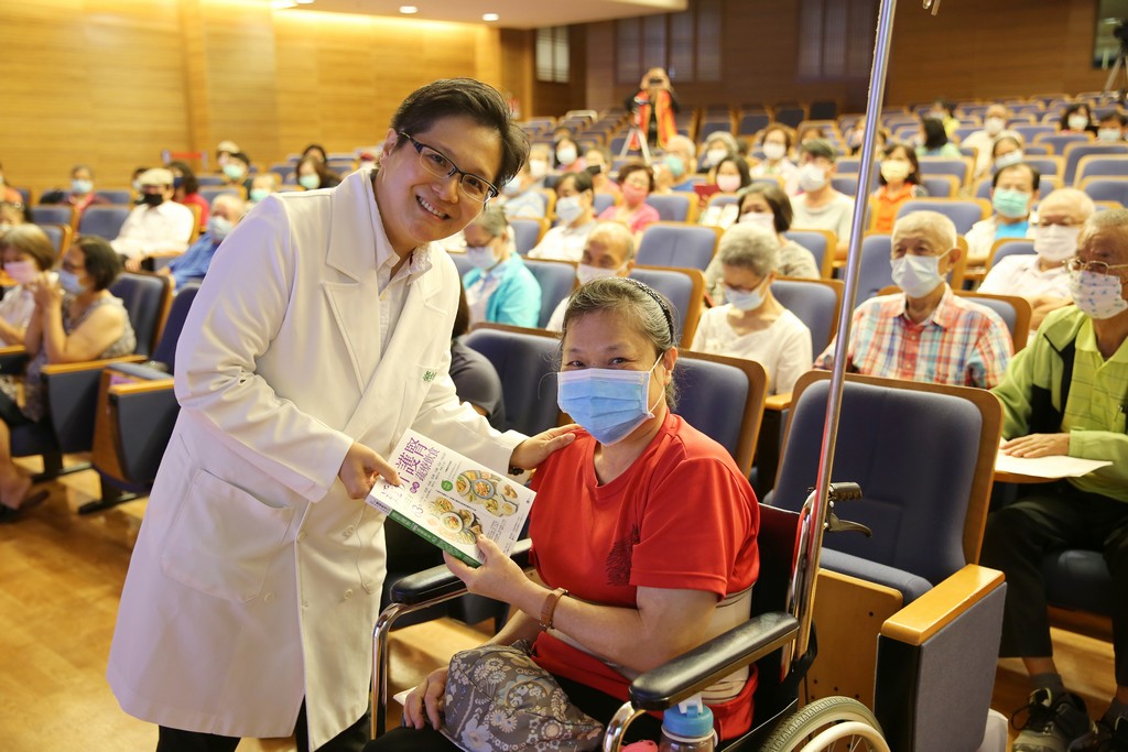 賴宇軒醫師除了分享飲食運動顧腰子的原則外,也與民眾分享花蓮慈院腎臟團隊與營養科出版的《透析護腎一日三餐健康蔬療飲食》,教腎臟病友安心吃、輕鬆吃 賴宇軒醫師除了分享飲食運動顧腰子的原則外,也與民眾分享花蓮慈院腎臟團隊與營養科出版的《透析護腎一日三餐健康蔬療飲食》,教腎臟病友安心吃、輕鬆吃