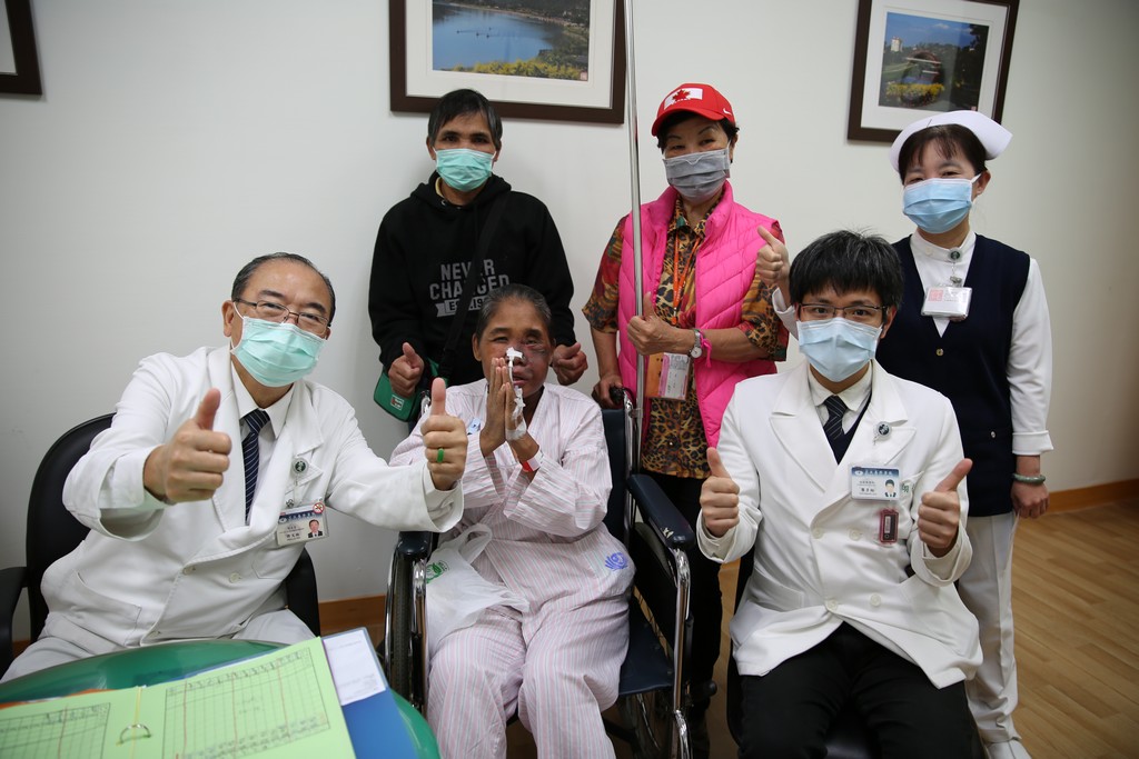 在放射腫瘤科許文林副院長的照顧下,板太太完成三十三次的放射線治療 在放射腫瘤科許文林副院長的照顧下,板太太完成三十三次的放射線治療