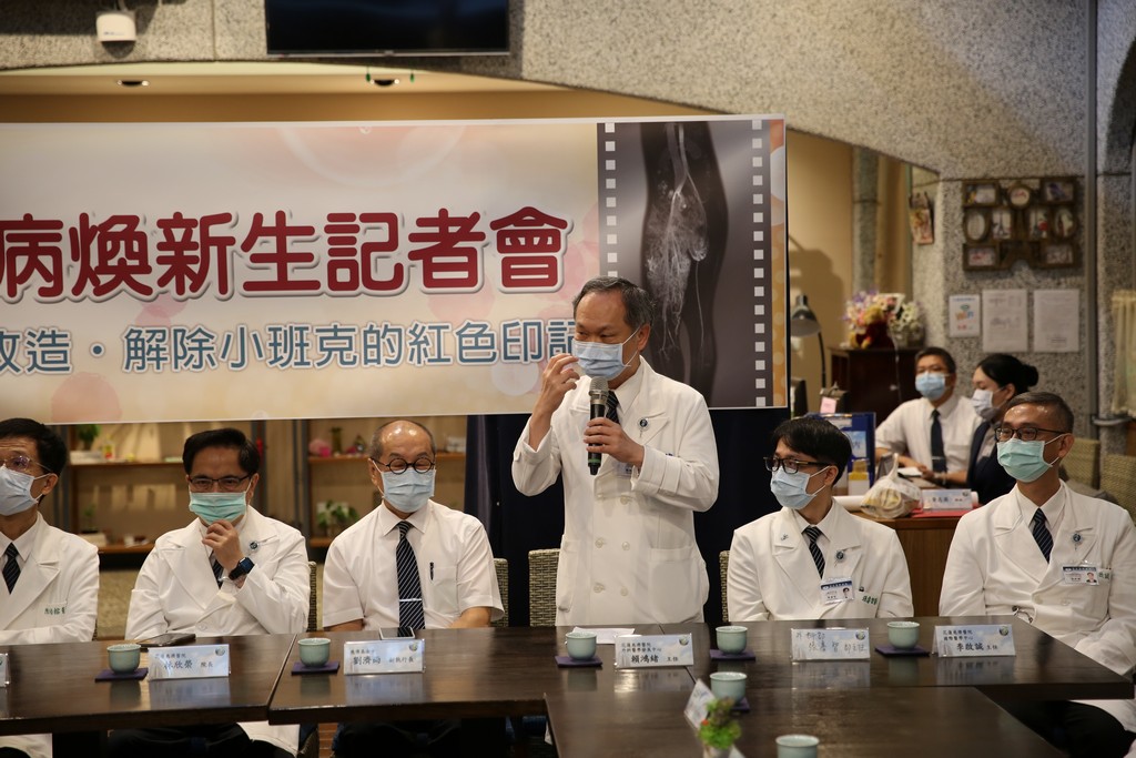 外科醫學發展中心主任賴鴻緒教授（右三）也送上祝福，感恩慈濟志工從寮國到臺灣接力關懷，期待兩位寮國個案帶著希望、信任面對往後的人生，重生會更有意義