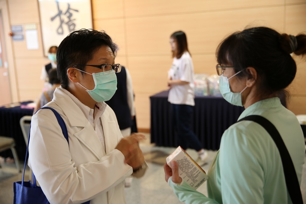 現場民眾反應熱烈,健康座談結束後,民眾繼續排隊問問題,賴宇軒醫師悉心的為每位民眾解說 現場民眾反應熱烈,健康座談結束後,民眾繼續排隊問問題,賴宇軒醫師悉心的為每位民眾解說