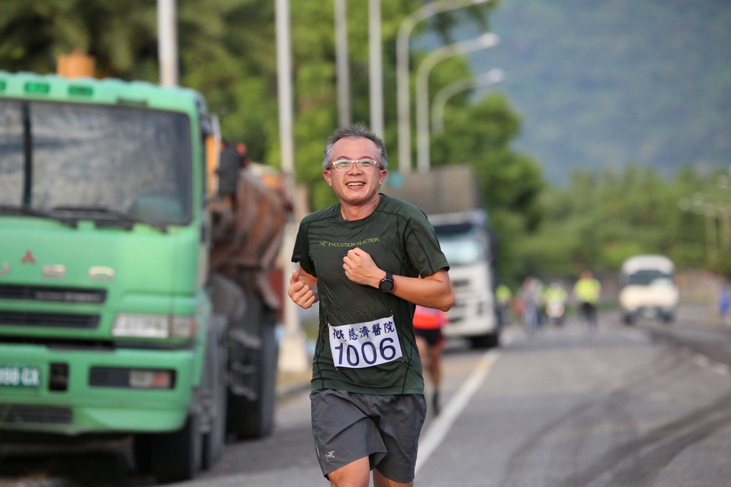 教學部副主任鄭伊佐，則是第一位跑回醫院的醫師並表示，幾乎年年都來參加路跑活動，很榮幸是第一位跑回醫院的醫師，也鼓勵大家多運動，有益身體健康