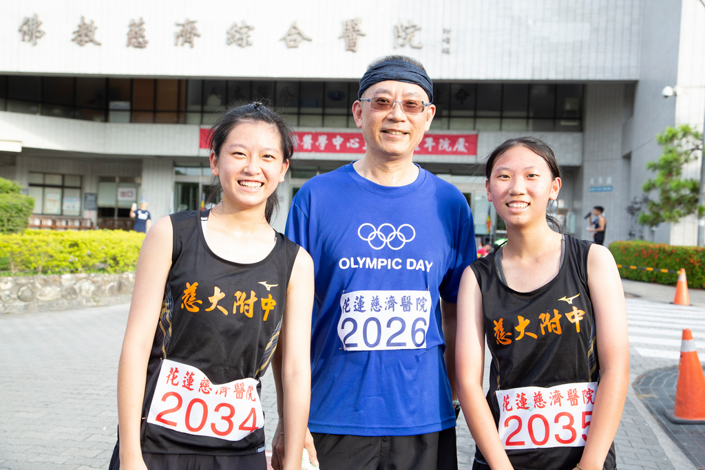 就讀慈大附中高三的駱庭鈺(左)說，把握在校最後一次在花蓮路跑的機會，邀約爸爸(中)、堂妹(右)一起來參加路跑活動，很開心一起完賽外，也放鬆學測前的心情，還能訓練體力