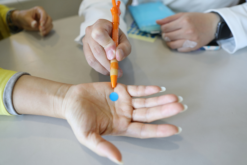 手握拳時小拇指尖處的「少府穴」，每天三次，每次按壓五分鐘，都有助健脾胃利濕氣。