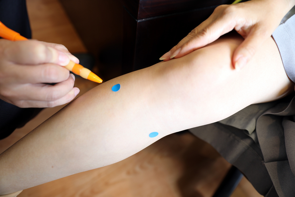 按摩位於小腿內側的脛骨內側髁凹陷處的「陰陵泉」及位於膝蓋骨外側下方凹陷往下約四指寬處「足三里」穴，都有助健脾胃利濕氣。