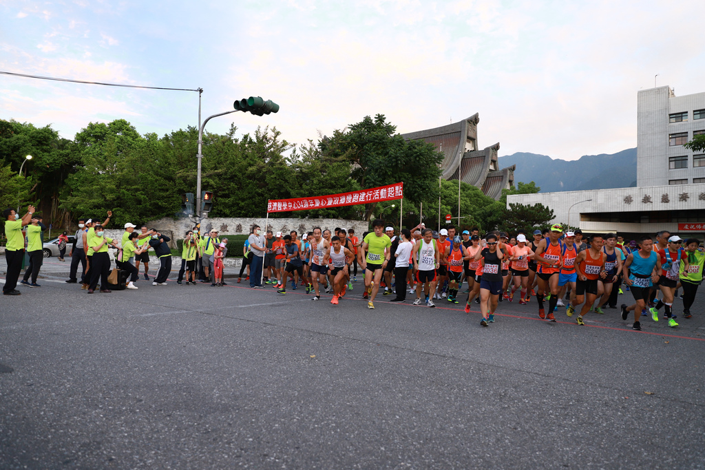 花蓮慈濟醫院慶祝啟業三十四周年，十六日清晨五時三十分，近三百位社區鄉親與醫院同仁自慈院圓環出發，以健康路跑來祝福花蓮慈院生日快樂