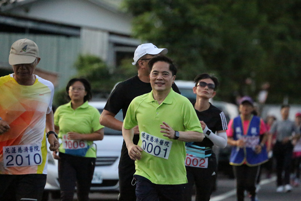 醫院長青男子組第二名林欣榮院長，他指出，雖然到了可以買敬老票的年紀，但還是要保持運動習慣，維持身體健康