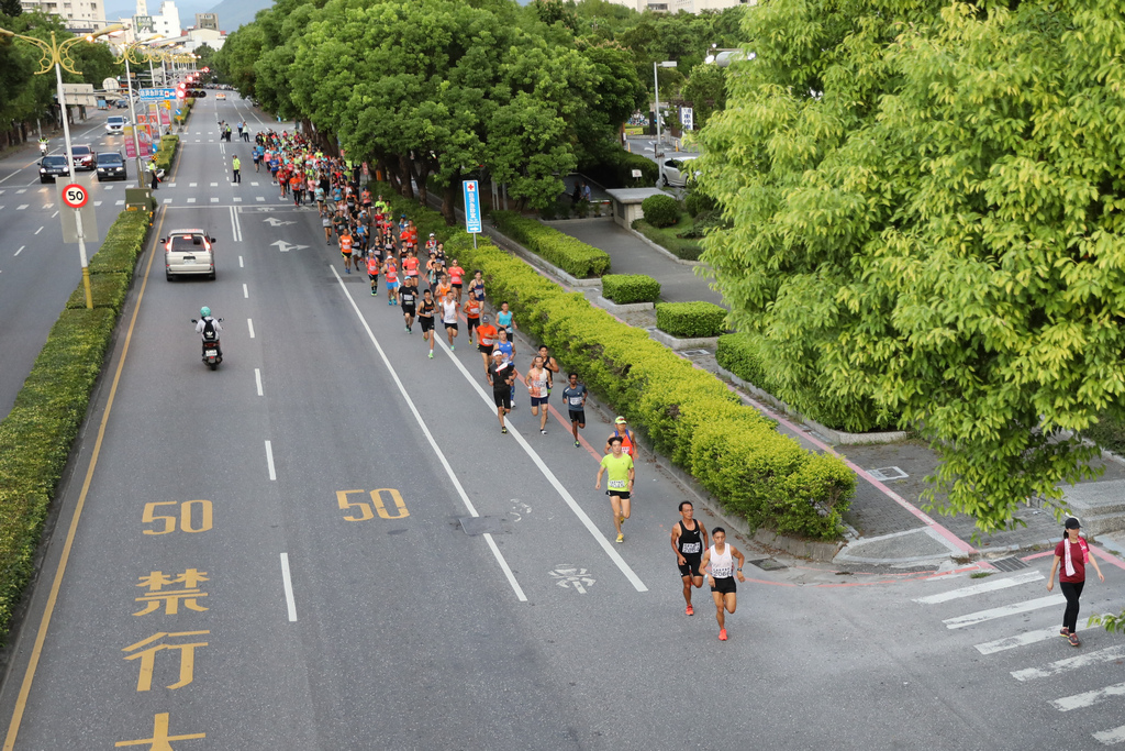 花蓮慈濟醫院慶祝啟業三十四周年，有的人跑步，有的人健走還有人以騎腳踏車，來為花蓮慈院慶生
