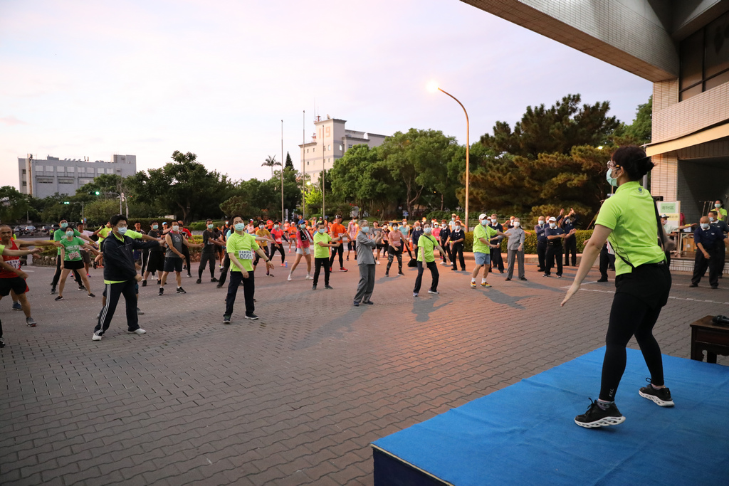 路跑出發前，林欣榮院長（前排左二）、何宗融副院長（前排左一）、基金會副總執行長林碧玉（前排左三）帶動跳暖身操