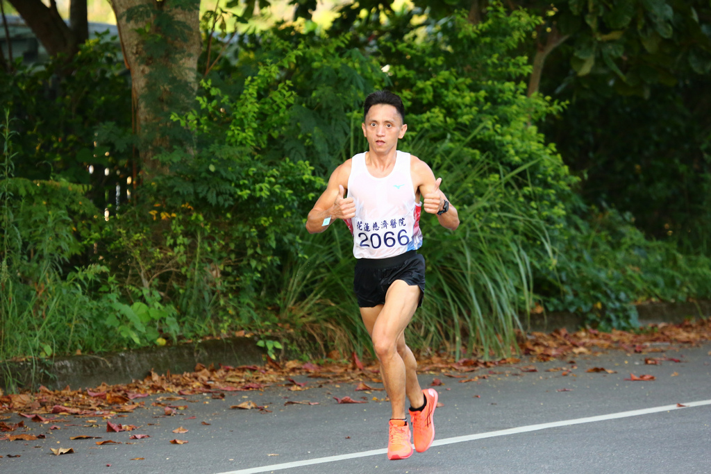 第一位抵達醫院的是社區男子組林福勝，只用了38分42秒抵達終點