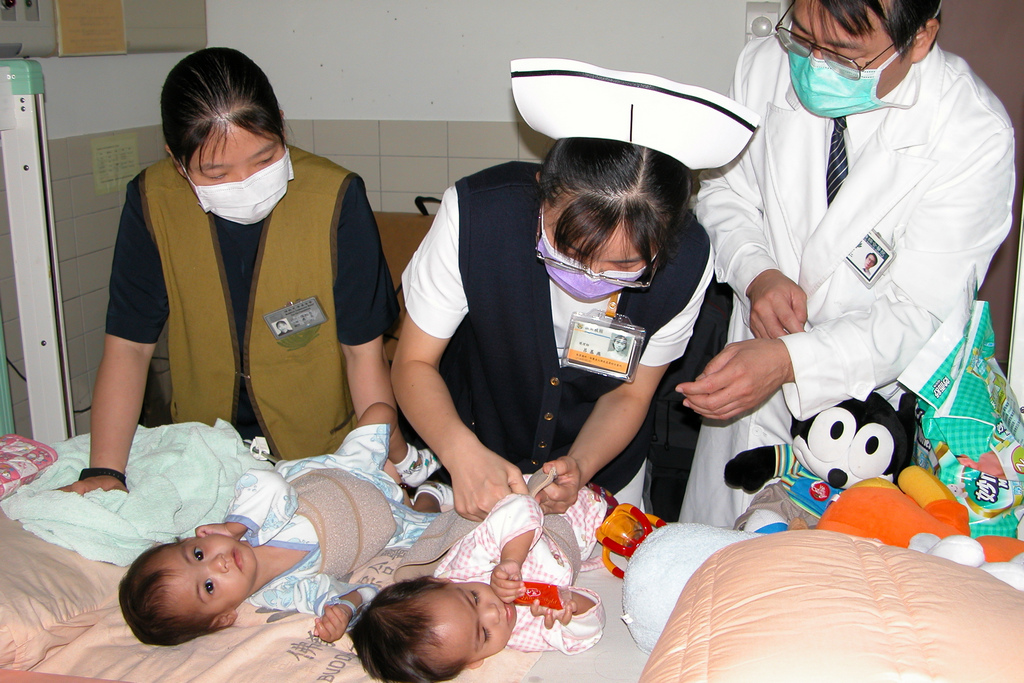 2003年,呂基燕(中)細心照顧花蓮慈院第一對來自菲律賓進行分割手術的連體女嬰慈恩、慈愛 2003年,呂基燕(中)細心照顧花蓮慈院第一對來自菲律賓進行分割手術的連體女嬰慈恩、慈愛