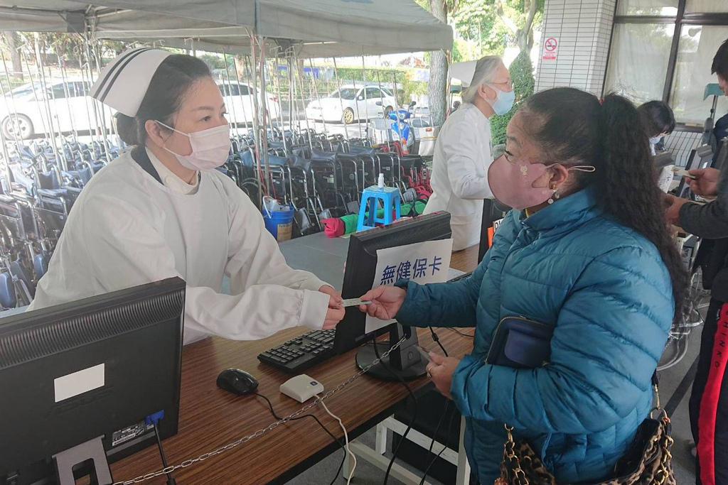 花蓮慈院首創行動負壓採檢站，不需要直接接觸到看診民眾，就可以完成包含抽血在內等許多檢體的採集工作