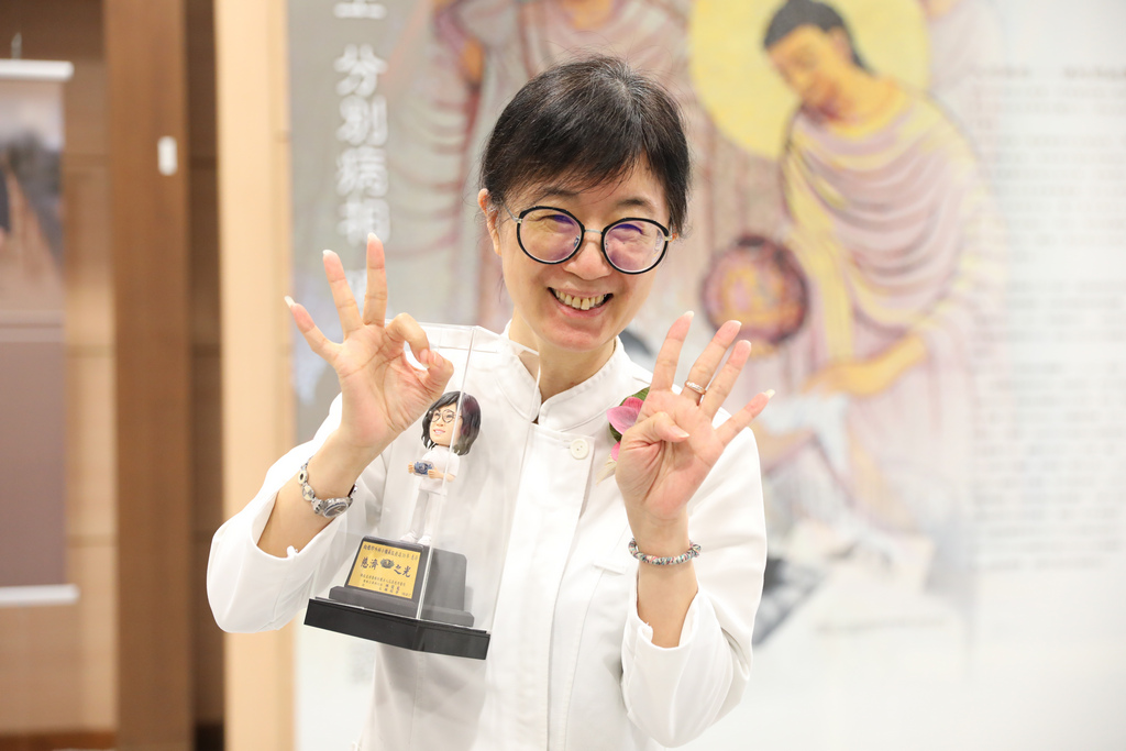 服務滿三十年的神經外科專科護理師向雅玲，自護專畢業後便投身於病人照護，從護理師到專科助理，由專科助理到專科護理師，「永遠把病人放在第一位」是向雅玲不變的理念，也因而深獲醫護同仁的肯定