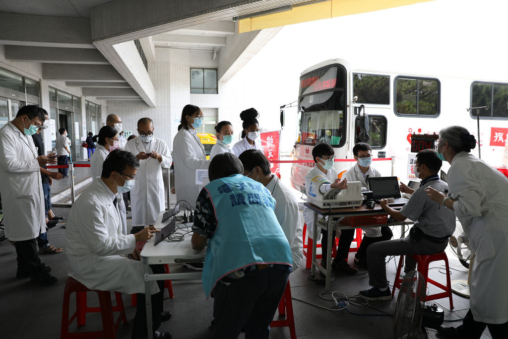 花蓮慈院同仁愛心不落人後，響應三十四年院慶，邀約醫院同仁、志工與民眾一起發揮大愛精神，挽袖捐血