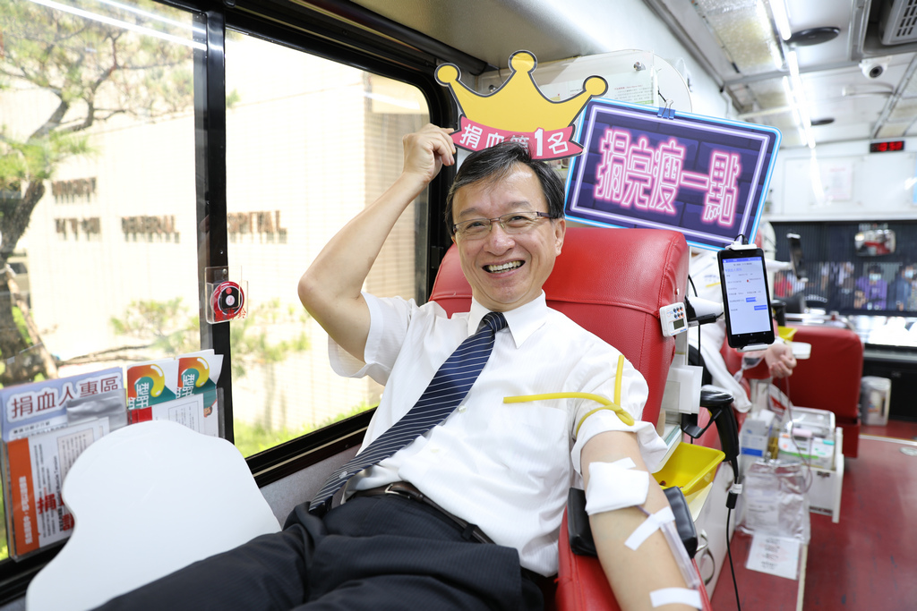 平日即有定期捐血的醫務秘書李毅，這次是第三十一次「熱血」響應