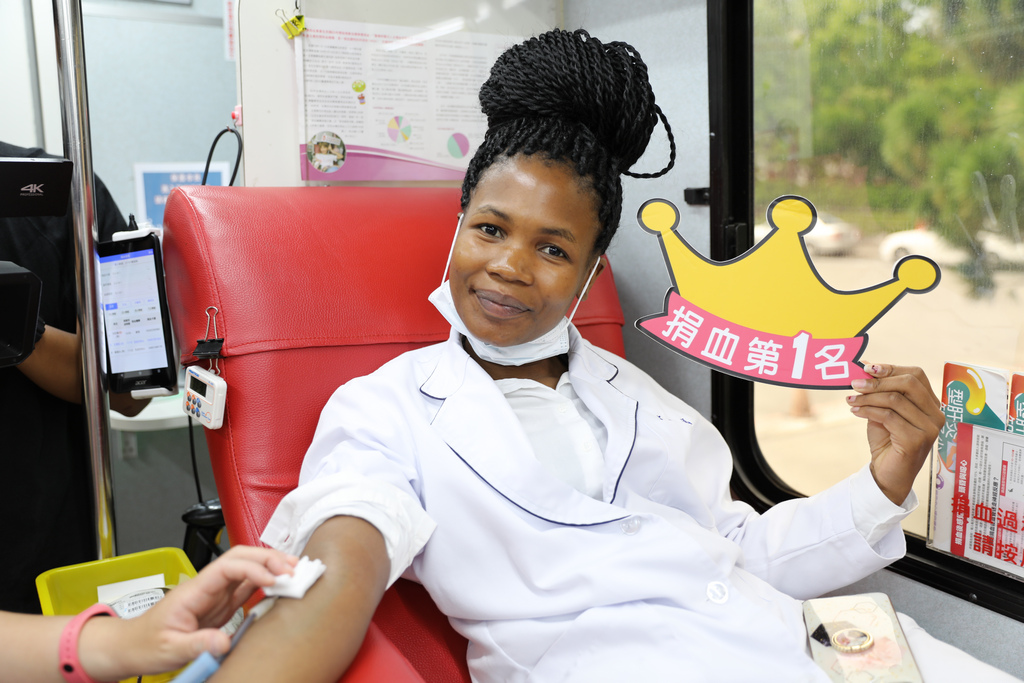 來自南非的王札瑪是慈濟大學醫學檢驗生物技術學系的學生，目前在花蓮慈院檢驗醫學部實習，一直期待能在台捐血的她，得知有捐血活動二話不說地挽袖捐血，用行動慶祝花蓮慈院三十四歲生日