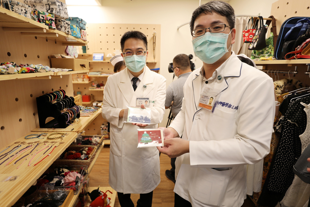 花蓮慈院精神醫學部一般精神科主任趙又麟(右)、職能治療師王玠鈞(左)秀出學員手作精美卡片