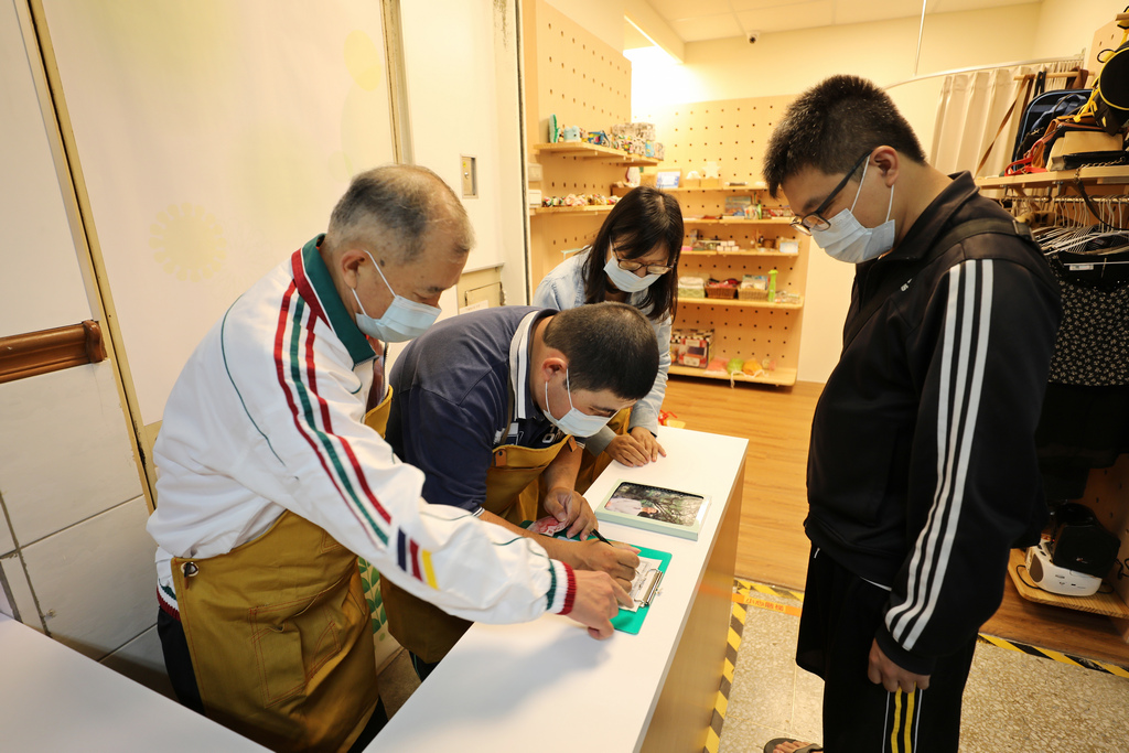 精進小站一開幕馬上就有人來捧場,顧客陳先生(左圖)表示,得知精進小站重新裝潢開幕,特別來支持他們的手作藝品,也為他們加油打氣,希望能增加他們回到社會的信心 精進小站一開幕馬上就有人來捧場,顧客陳先生(左圖)表示,得知精進小站重新裝潢開幕,特別來支持他們的手作藝品,也為他們加油打氣,希望能增加他們回到社會的信心