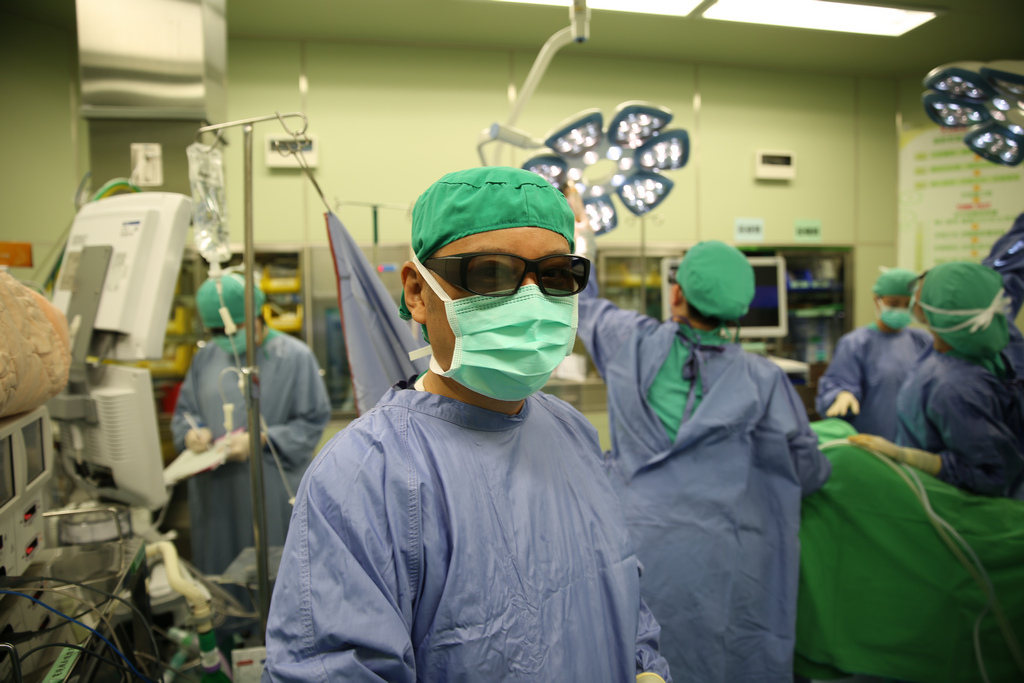 丁大欽配戴3D立體眼鏡進行腹腔鏡手術