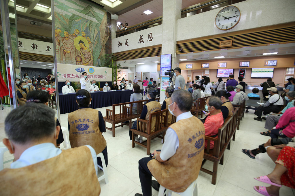 在衛生福利部國合組科長吳玲瑩與穆斯林友人等貴賓見證下,8月7日上午,慈濟醫療財團法人執行長林俊龍、花蓮慈院院長林欣榮與國際醫學中心副主任劉鴻文率領團隊揭牌認證「清真友善環境」 在衛生福利部國合組科長吳玲瑩與穆斯林友人等貴賓見證下,8月7日上午,慈濟醫療財團法人執行長林俊龍、花蓮慈院院長林欣榮與國際醫學中心副主任劉鴻文率領團隊揭牌認證「清真友善環境」