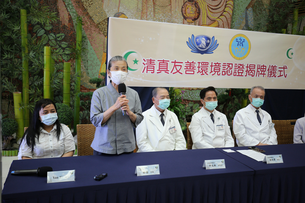 花蓮慈院社會服務室副主任顏靜曦師姐現場也分享慈濟基金會證嚴法師的理念-「感恩、尊重、愛」 花蓮慈院社會服務室副主任顏靜曦師姐現場也分享慈濟基金會證嚴法師的理念-「感恩、尊重、愛」