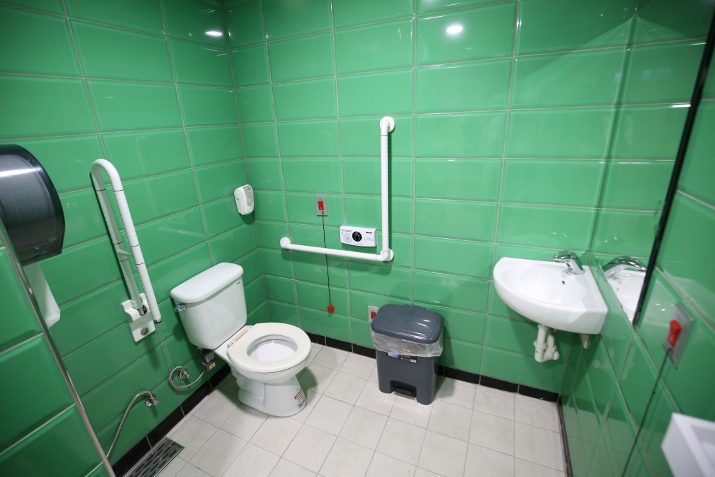 花蓮慈院在院區內設置二處祈禱室與清真友善廁所,備有可蘭經、禮拜毯、淨下設備 花蓮慈院在院區內設置二處祈禱室與清真友善廁所,備有可蘭經、禮拜毯、淨下設備