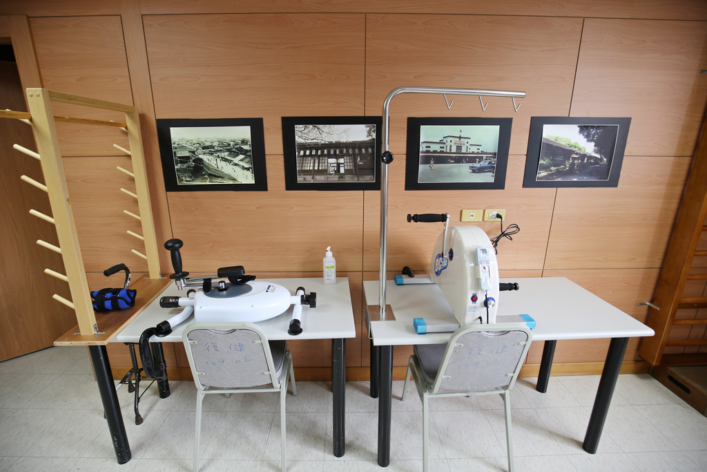 復能教室採用柔和的自然光,牆壁布置貼有花蓮早期的地標和景點,讓長者再做復健訓練時,也能回憶過去的美好時光 復能教室採用柔和的自然光,牆壁布置貼有花蓮早期的地標和景點,讓長者再做復健訓練時,也能回憶過去的美好時光