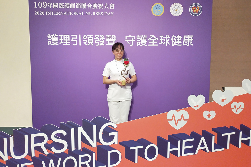 在花蓮慈濟醫院服務二十五年的護理部副主任呂基燕,獲得全國傑出護理人員「服務奉獻獎」的殊榮 在花蓮慈濟醫院服務二十五年的護理部副主任呂基燕,獲得全國傑出護理人員「服務奉獻獎」的殊榮