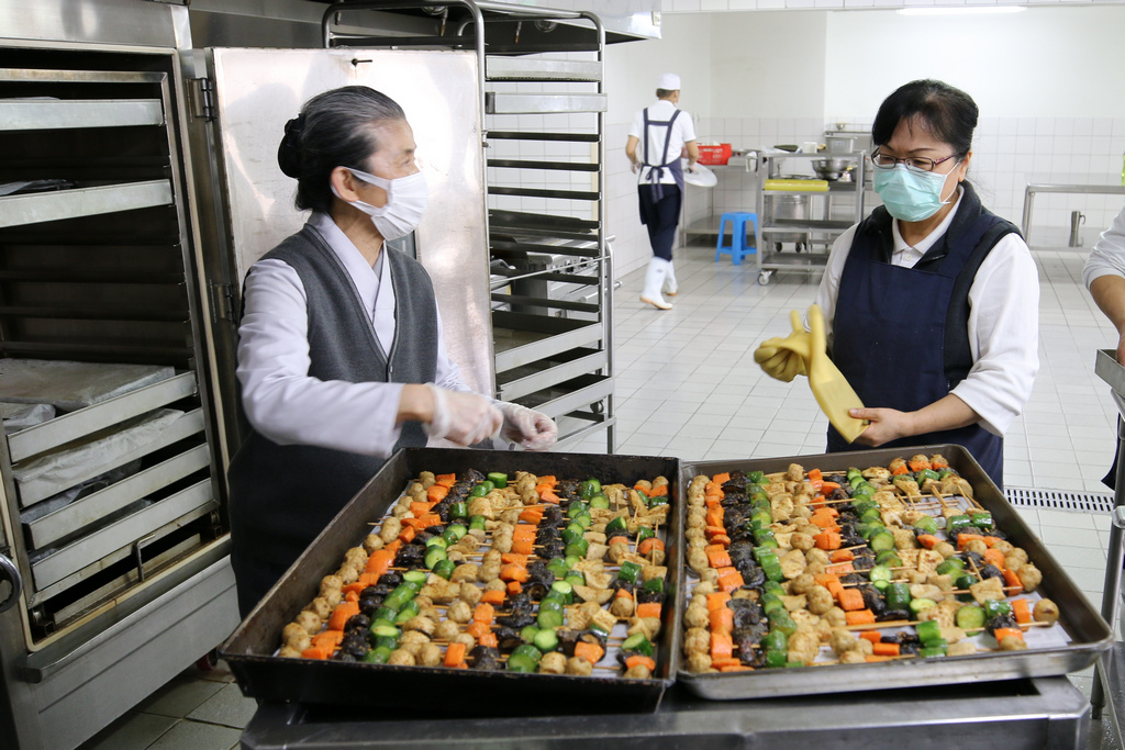 從二月初防疫期間醫療志工為同仁準備「呷菜‧加菜」了，讓同仁了解素食的美味也能體會素食的好處