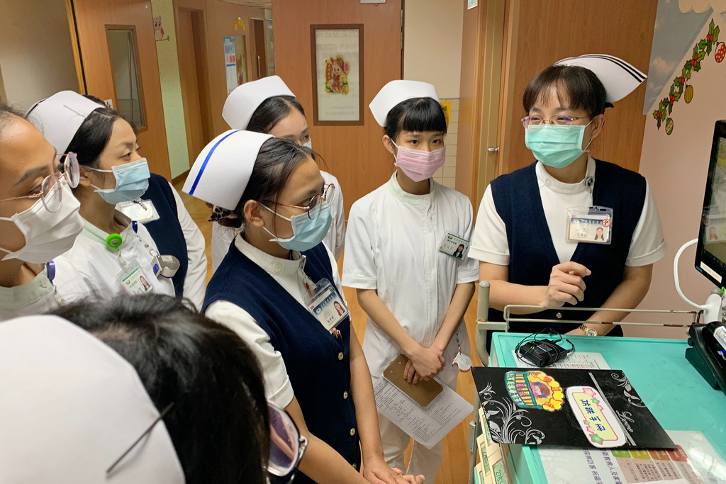 花蓮慈院護理部副主任呂基燕(右一)到兒科病房指導新進護理實習生