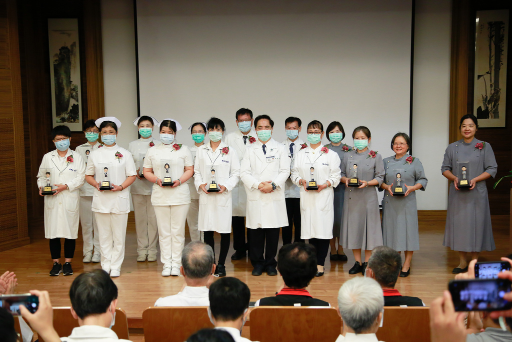 三十四年來，不只是醫師、護理師「生根」花蓮，院慶大會當天也特別表揚二十四位服務滿三十年的醫師、護理、醫技、藥師與行政同仁