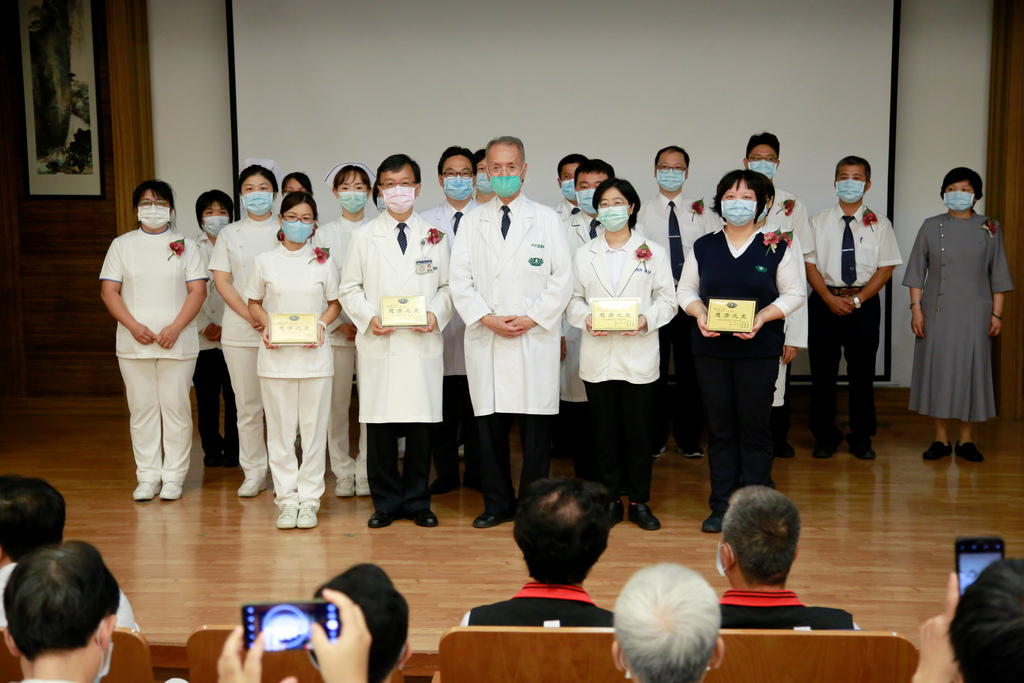 五十七位二十年的資深員工