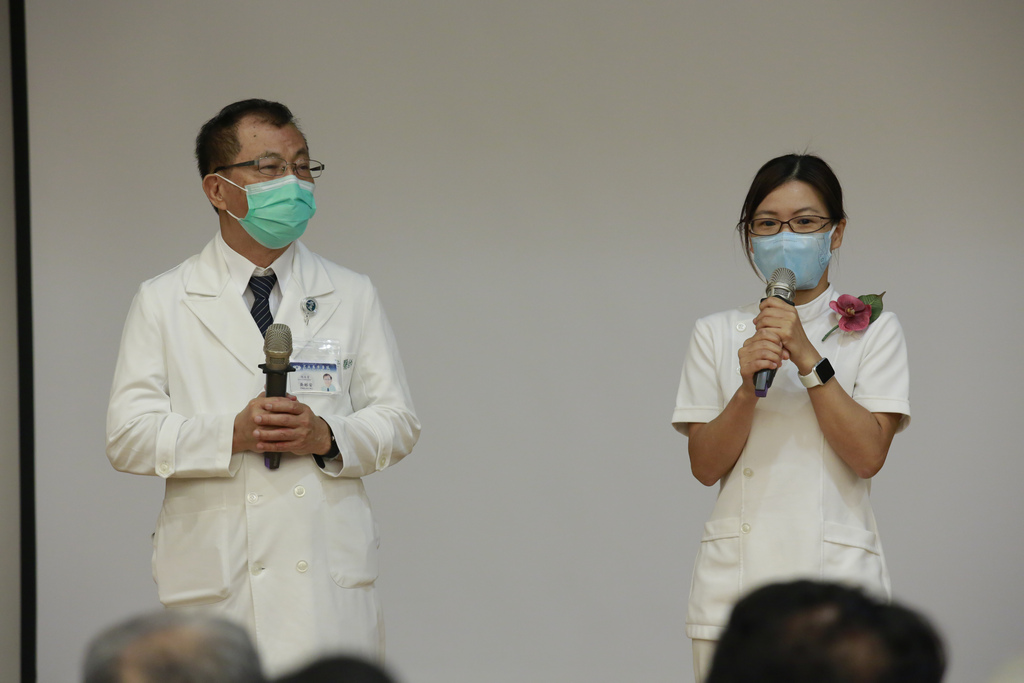 在院慶大會中吳彬安副院長(左)與感染控制室組長江惠莉(右)代表感恩同仁持續守護在防疫最前線