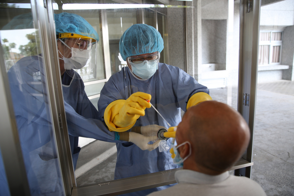 花蓮慈院首創行動負壓採檢站，不需要直接接觸到看診民眾，就可以完成包含抽血在內等許多檢體的採集工作