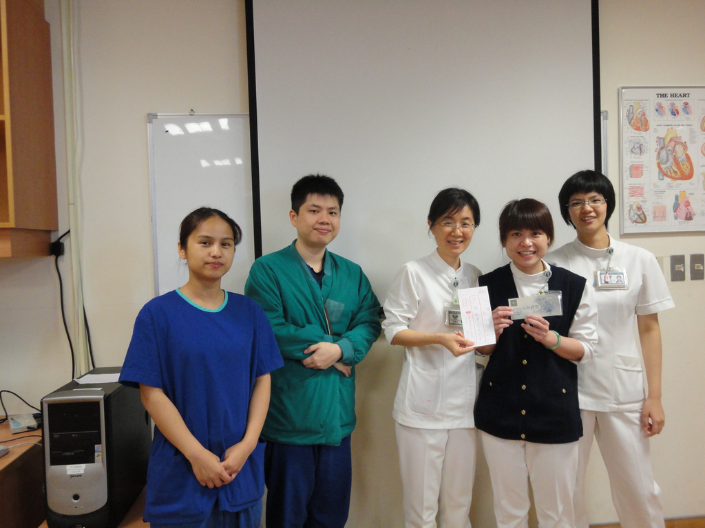 服務滿三十年的神經外科專科護理師向雅玲，自護專畢業後便投身於病人照護，從護理師到專科助理，由專科助理到專科護理師，「永遠把病人放在第一位」是向雅玲不變的理念，也因而深獲醫護同仁的肯定