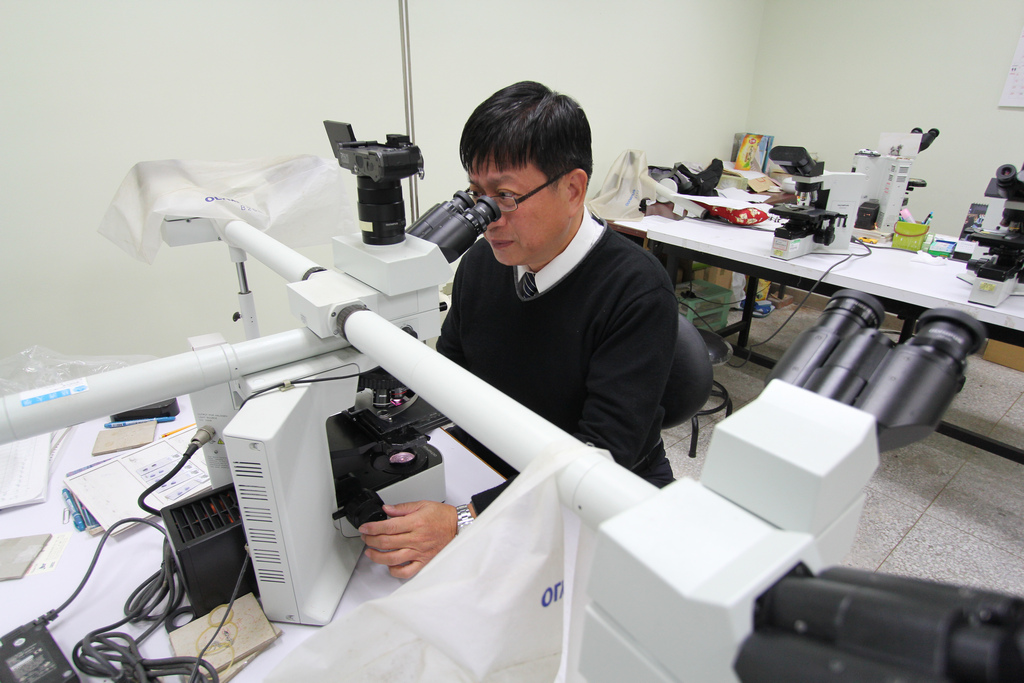 臺灣第一例狂牛病病理解剖，就是在他手中完成