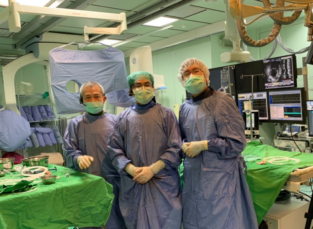 花蓮慈院心臟內科王志鴻副院長(左起)、陳郁志主任與蔡劭謙醫師,救心小組師生合照 花蓮慈院心臟內科王志鴻副院長(左起)、陳郁志主任與蔡劭謙醫師,救心小組師生合照