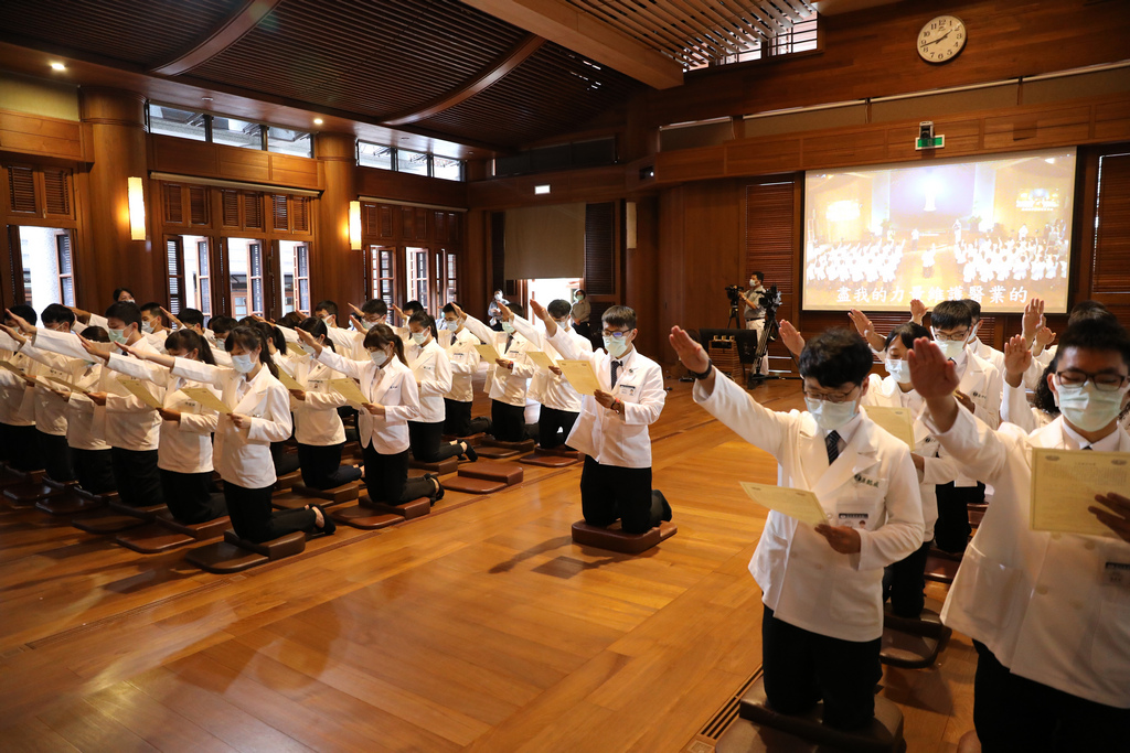 即將進入醫院臨床實習的醫學生,誠摯地宣讀誓言,向自己的內心發願,誓願成為能獲得病人與家屬信賴的良醫人醫 即將進入醫院臨床實習的醫學生,誠摯地宣讀誓言,向自己的內心發願,誓願成為能獲得病人與家屬信賴的良醫人醫