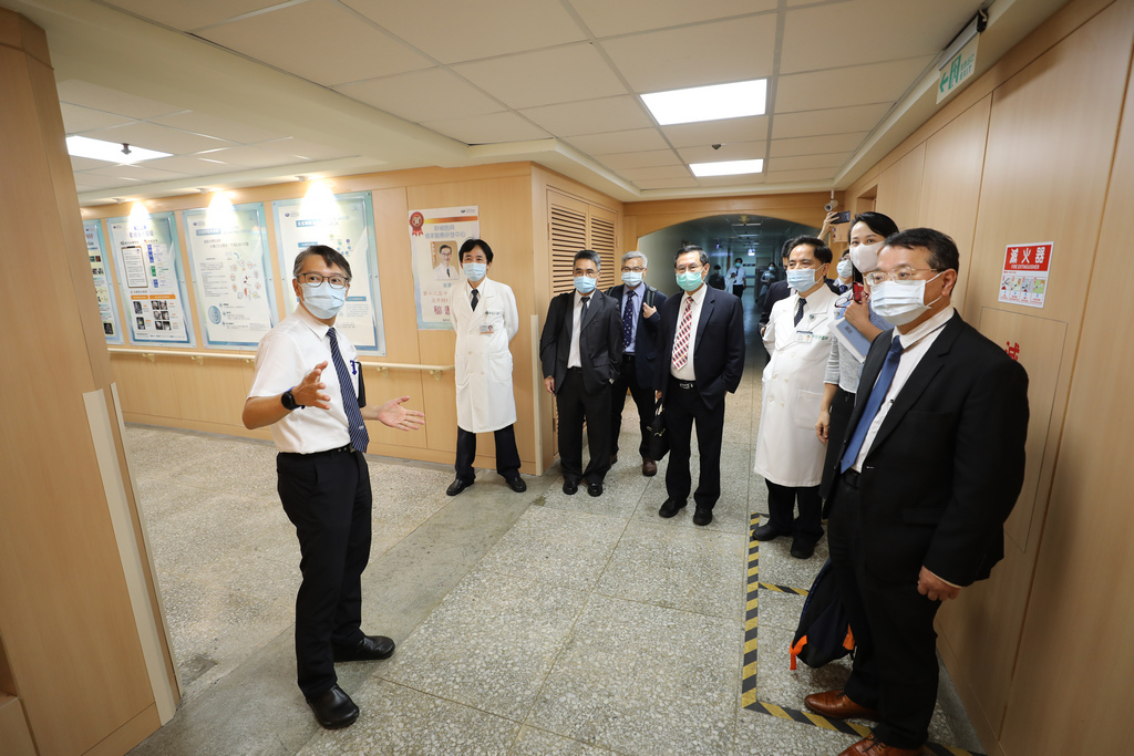 花蓮慈院研究部副主任馮清榮（左）帶領生技中心團隊參訪基因暨幹細胞研製中心。