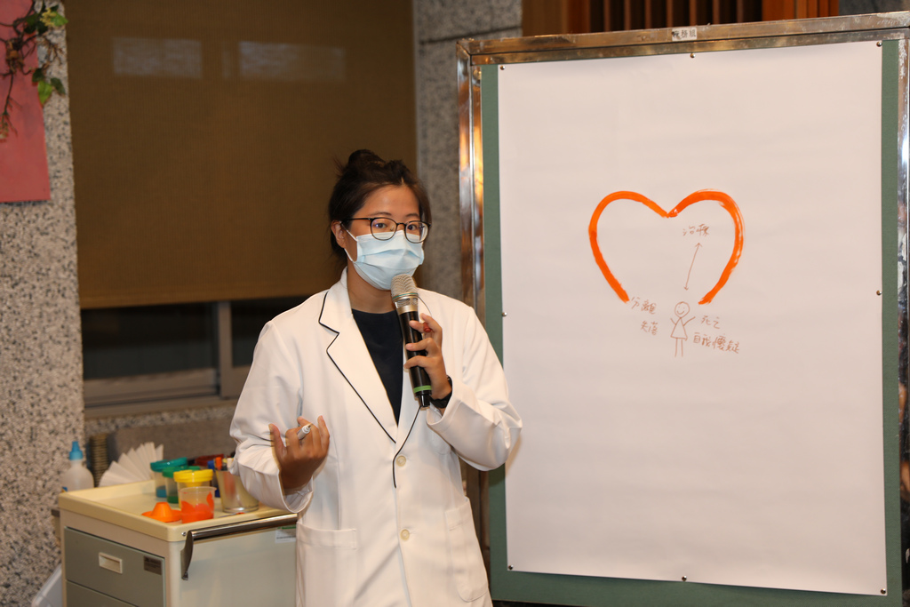 現場由藝術治療師劉家妤示範「藝起畫」，展示如何透過藝術來分享心聲