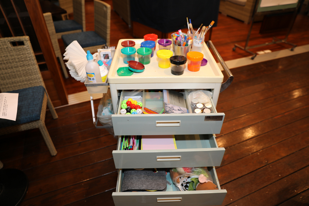 藝術治療可以透過藝術媒材，融入心理治療，幫助孩子用非語言的方式表達內在