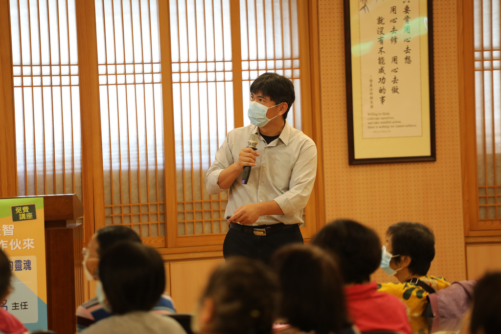 社區身心科主任李浩銘醫師（左圖）分享「在記憶裡迷路的靈魂」