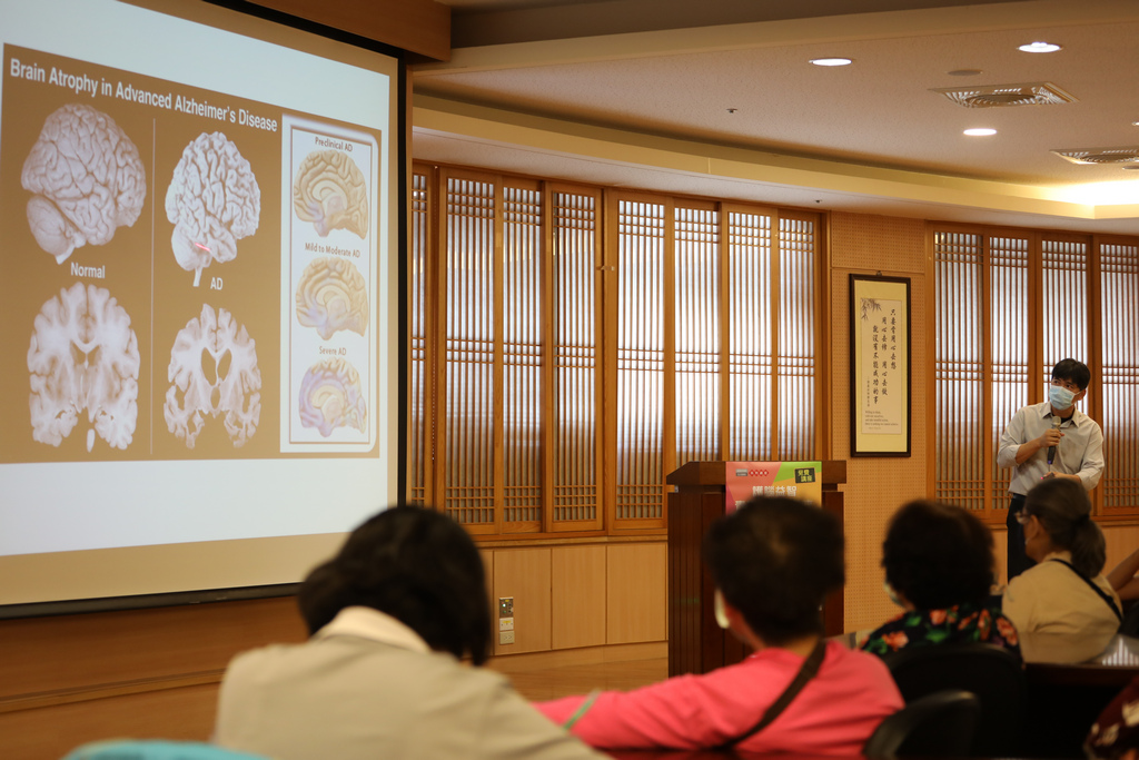 「護腦益智」健康講座獲得很多社區鄉親支持，除了有夫妻同行，也有子女陪伴父母親參加，甚至有孫女陪伴祖母參加。