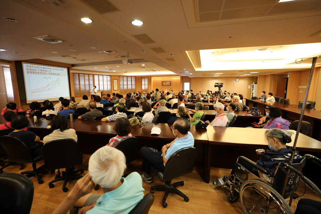 高齡精神科主任蔡欣記醫師分享「與失智共舞」