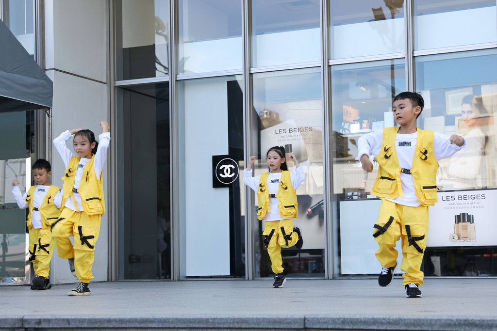 以熱情舞蹈揭開活動序幕的寶妹(中)，與舞團一起感恩捐贈者讓她好朋友小初的媽媽王皖伶可以活下來繼續陪伴小初長大