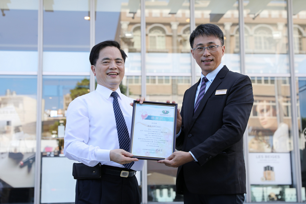 花蓮慈院林欣榮院長(左)送上感謝狀,感謝遠東百貨花蓮店提供場地搭起愛的橋樑,由遠東百貨花蓮店副店長曾天賜(右)代表收下 花蓮慈院林欣榮院長(左)送上感謝狀,感謝遠東百貨花蓮店提供場地搭起愛的橋樑,由遠東百貨花蓮店副店長曾天賜(右)代表收下