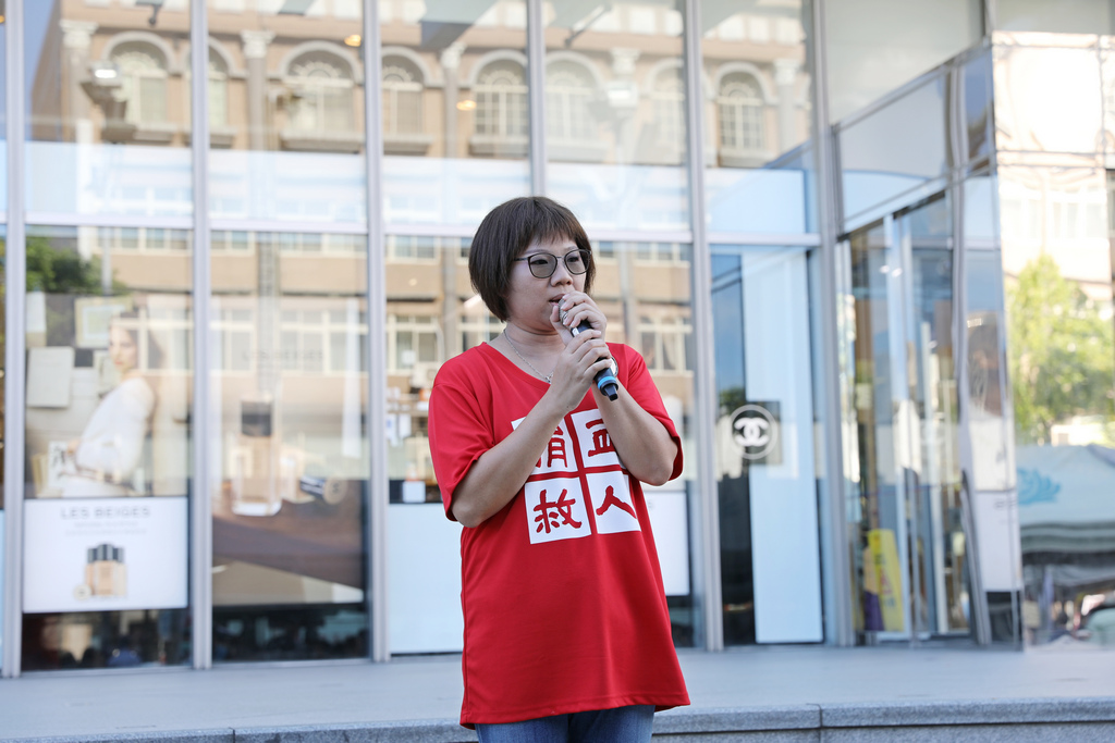 花蓮捐血站吳怡瑩表示：「我的寶寶喝配方奶可以長大，但病人等了六個月沒有其他選擇了，只有我能救他，所以我願意當捐贈者」