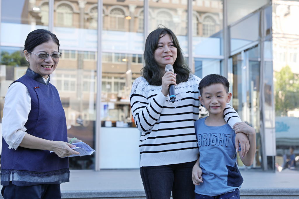 皖伶(中)代表受贈者說,很謝謝捐贈造血幹細胞給我的有心人,讓我可以陪著小孩成長 皖伶(中)代表受贈者說,很謝謝捐贈造血幹細胞給我的有心人,讓我可以陪著小孩成長