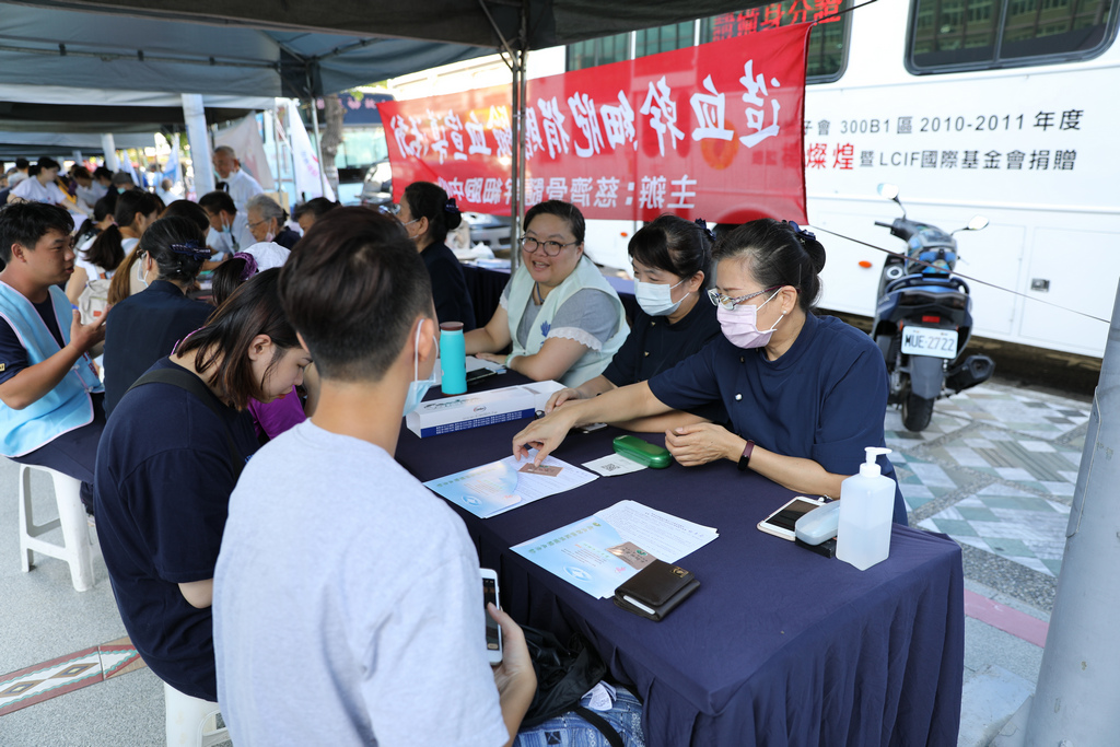 世界骨髓捐贈者日,民眾熱情響應驗血建檔 世界骨髓捐贈者日,民眾熱情響應驗血建檔