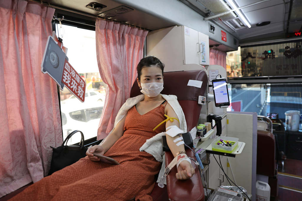 熱情民眾挽袖捐出熱血,響應「捐血一袋,救人一命」 熱情民眾挽袖捐出熱血,響應「捐血一袋,救人一命」