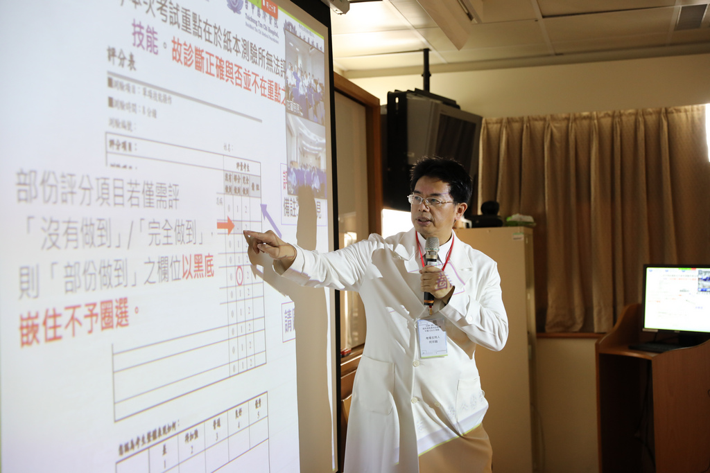 花蓮慈院中醫部何宗融副院長透過連線與花蓮、大林兩地的考官說明考官共識